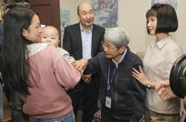 从敦煌到横店，樊锦诗又一次来到沪剧电影《敦煌女儿》片场