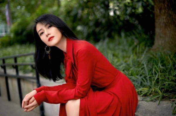 41岁高圆圆穿红裙惊艳亮相！戴拼接耳环很个性，鞋子却意外老气