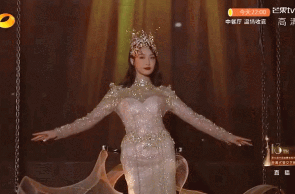 宋茜金鹰战袍没赢，谭松韵时尚资源太虐，旧款礼服所幸有哥哥相伴