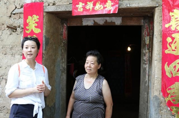 袁立咋胖成这样了，脸部肿胀加美颜像假娃娃，与树合影像农村老太