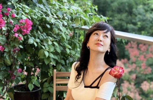 女神赵雅芝改年纪了？近照怎么看也不像快70岁，真的是逆龄神颜