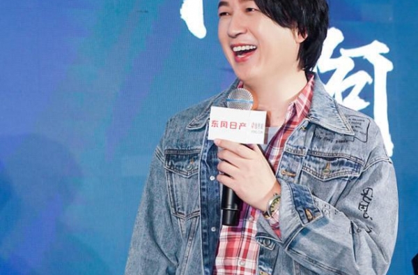 潘粤明变潘粤“日月”，穿格纹衬衫像“理工科直男”，看着好可爱