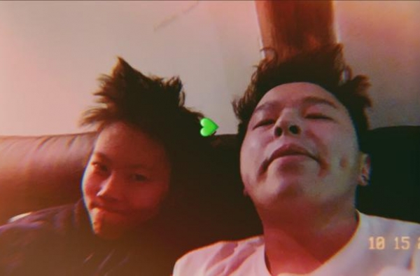 窦靖童与绯闻男友再同框，情侣发型吸睛，男方多次公开两人亲密照