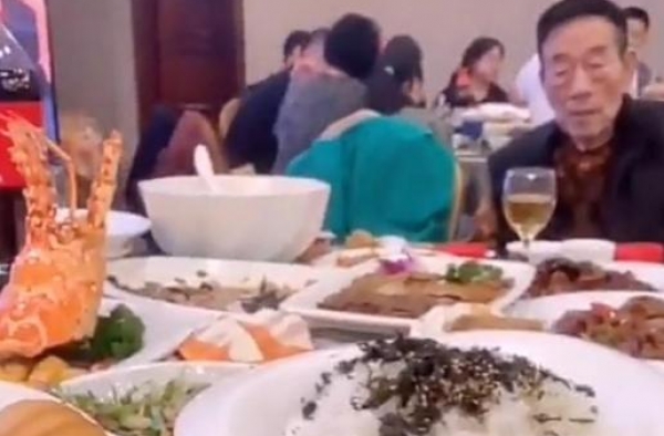 88岁杨少华依旧硬朗！喊58岁儿子宝贝，父子俩如今是网络红人