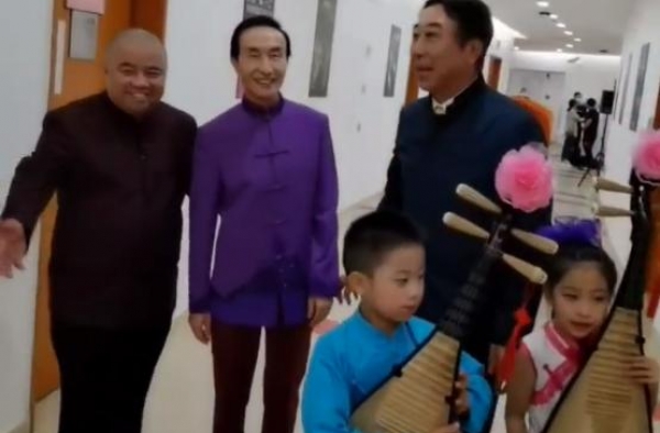 冯巩巩汉林再聚首，同龄对比差别大，巩汉林清瘦显年轻冯巩疑秃顶