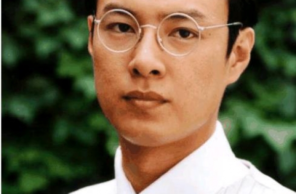 她是《金粉世家》大少爷，与老师一见钟情相爱10年，生活幸福