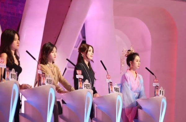 《非诚勿扰》迎来“逆生长”男博士，男嘉宾示范如何破解异地难题