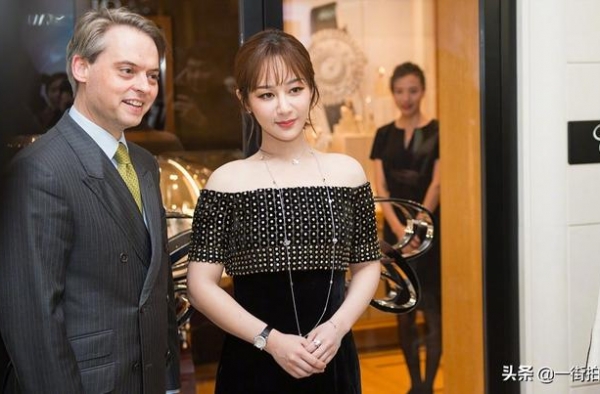 杨紫生图，露肩礼服暴露“厚实”身材，27岁年纪比同龄少女显老
