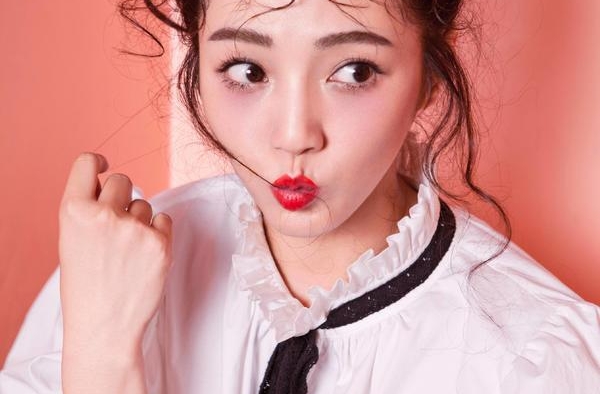 还记得电影《重返二十岁》的项欣然吗？这真的不是亲姐弟吗