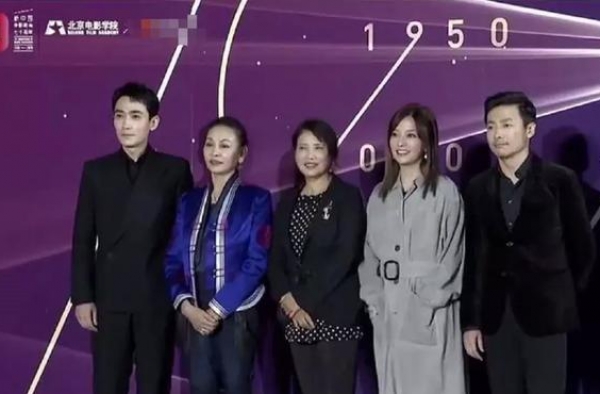 北电校庆群星争艳：杨紫黑裙被尬吹飒，却在关晓彤美腿下落了下风