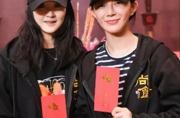 “晴格格”王艳复出，甘给后辈当配角，和富豪老公忘年恋也幸福