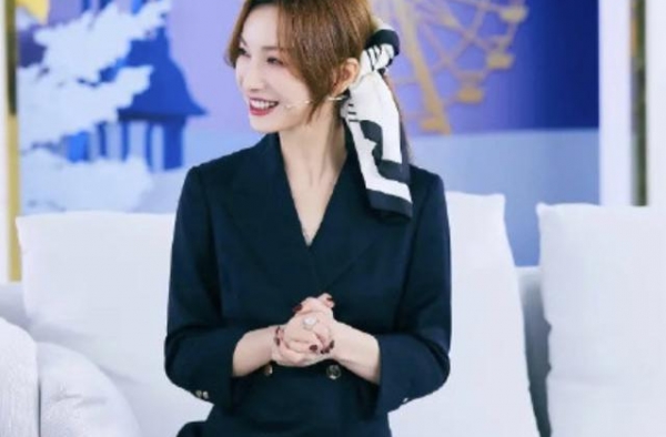 工程师的孩子，成了快本女主持，与男星炒CP的她37岁活出自我