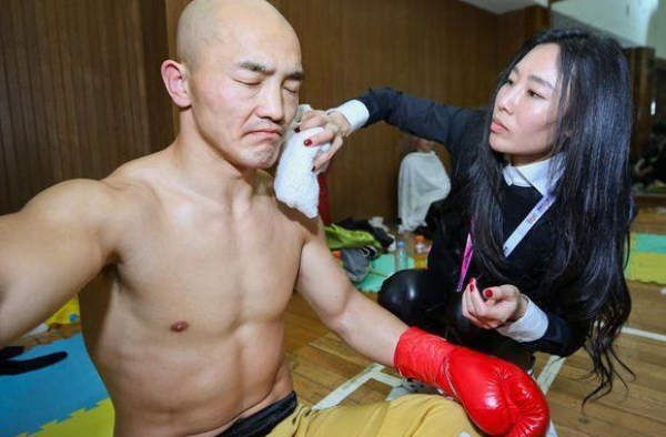 一龙姐姐轻松把体重80多公斤的一龙扛起来，柔道出身擅长实战