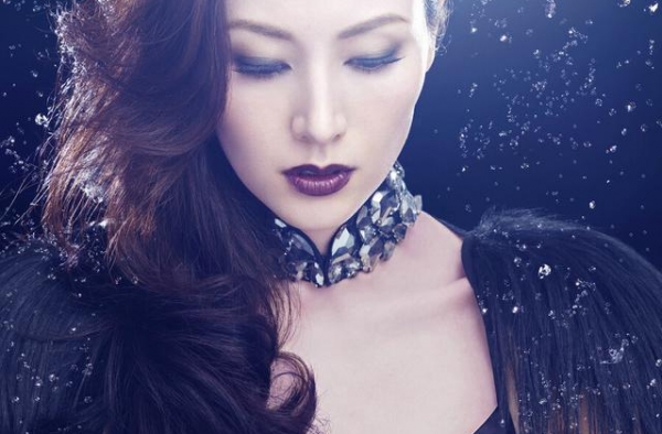 情史丰富的香港第一美人，凭什么能嫁入规矩诸多的豪门？