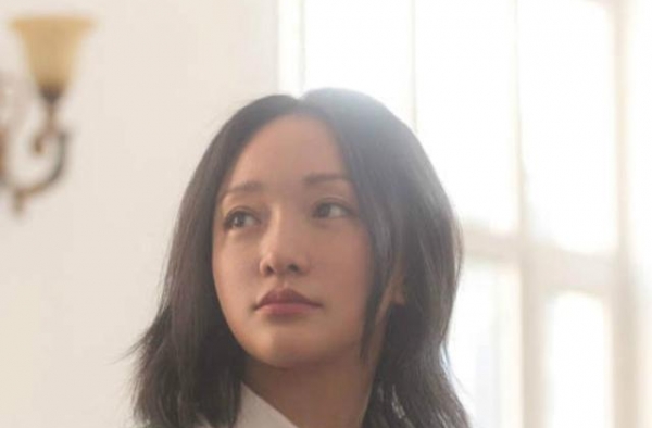她独特的嗓音为自己的影视作品画龙点睛丨夜问