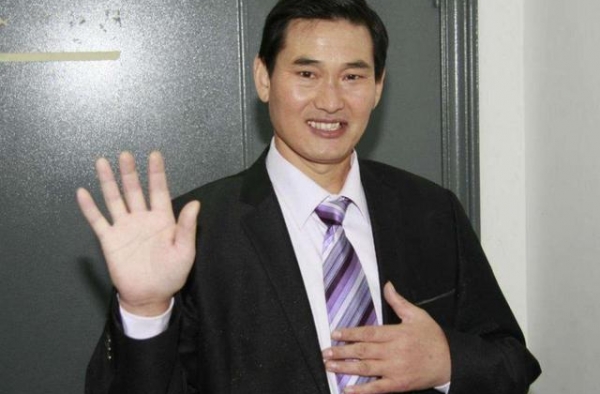 草帽姐儿女才艺双全，大衣哥女儿却因吃饭毫无形象遭吐槽