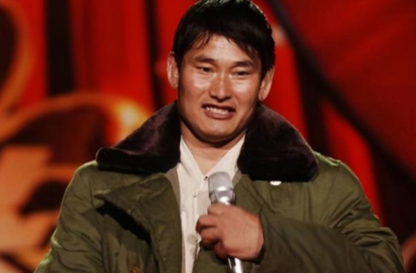 大衣哥女儿成“香饽饽”？被某制片人求亲：我不图你们家的钱财