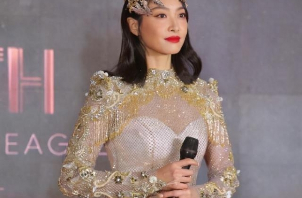 宋茜急于证明？金鹰被嘲臃肿后发泳装照秀身材，长腿细腰反击质疑