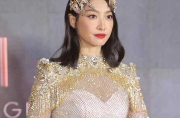 历届金鹰节女神造型：宋茜王珞丹被吐槽，赵丽颖迪丽热巴最美