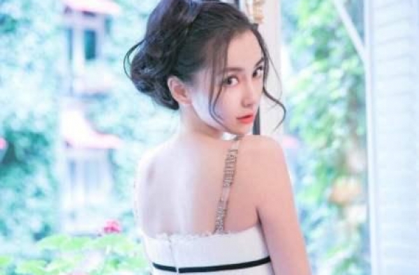 神颜崩了？baby演唱近照曝光真颜值，鱼尾纹眼袋超重变老气