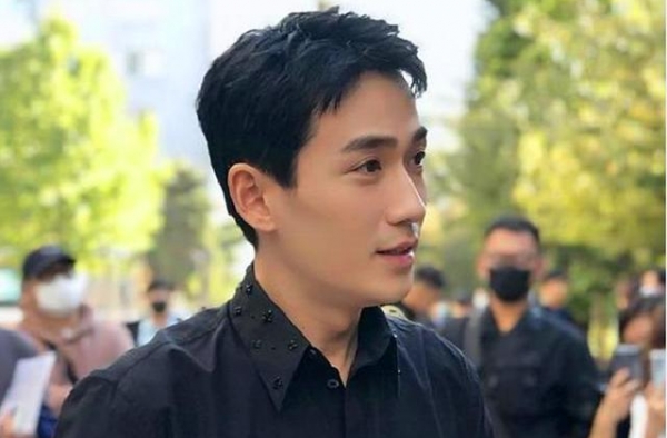 32岁朱一龙隐婚生子风波后首亮相？北电70周年校庆与赵薇同台