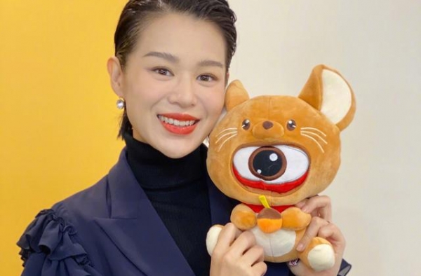 胡杏儿参加扫楼活动被抓拍，没有工作室P图，41的脸没看错吧