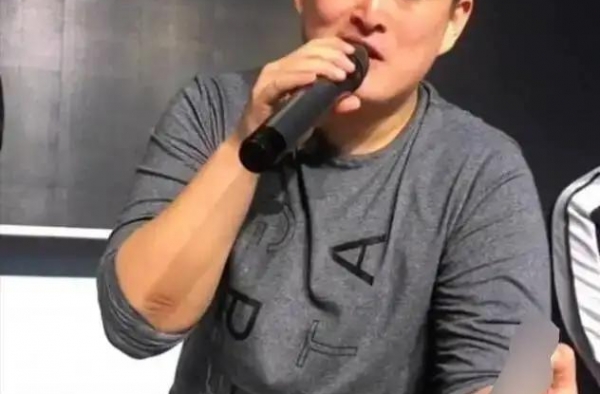 赵本山儿子现身，月薪7500抽10元廉价香烟，撞脸大衣哥儿子