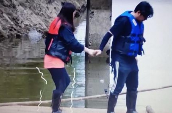 李湘王岳伦夫妻改行做起了农场主，生活靠他们自己自给自足？？？