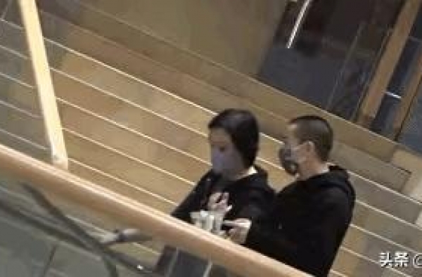 房祖名罕见露面，面容憔悴脸撞出柜妹妹，37岁一事无成依旧啃老