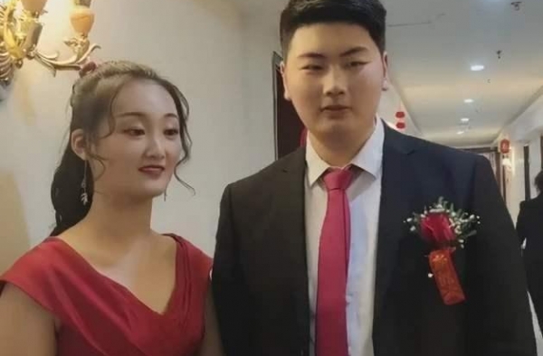 大衣哥儿媳太能干！带大姑姐外出购物，大衣哥公司也给她管理？