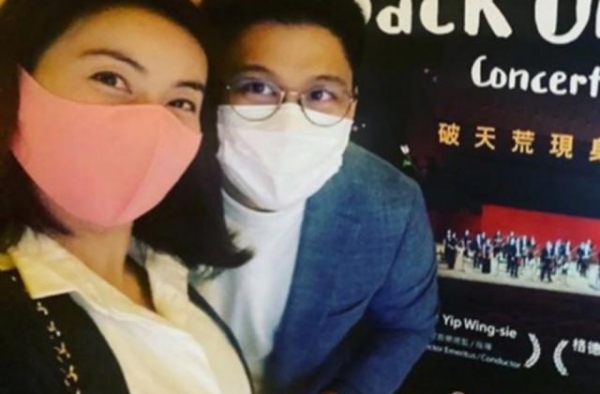 郭晶晶带女儿参加聚会，母女两人超像，名媛闺蜜还为其补过生日