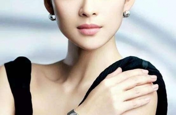章子怡二胎后首次出席活动大变样，被质疑月子没有做好，你认为呢
