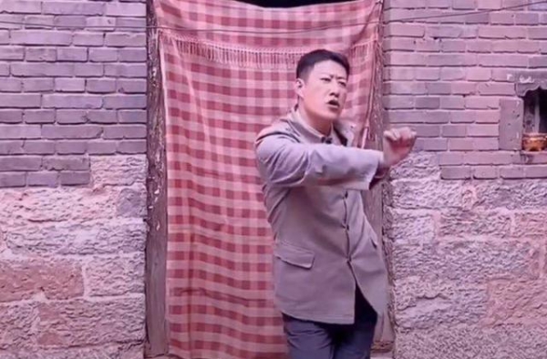 演员于震拍摄搞笑短视频，被疑作秀，有网友说，这才叫接地气