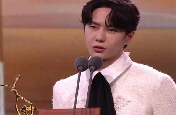金鹰节颁奖晚会失误多多，童瑶嘴瓢，王一博和赵丽颖的票数被挡