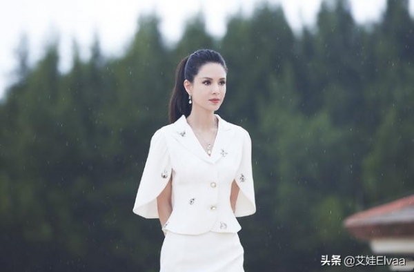54岁李若彤太惊艳，穿廓形西装配牛仔短裤，电线腿白到发光真美