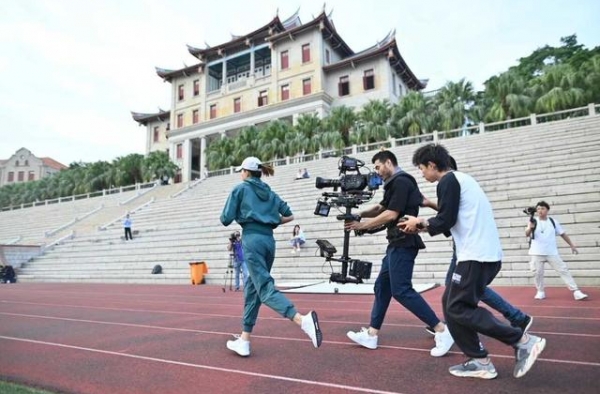 董卿罕见穿运动服亮相，雾霾蓝运动套装配高马尾，年轻10岁不止