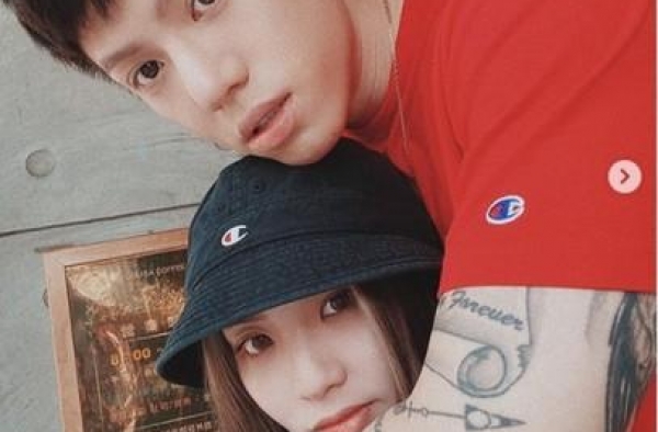 陈芳语高调放闪男友甜蜜搂脖　网一看大惊：手放哪里