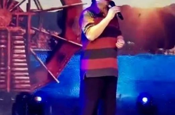 61岁毕福剑罕现身！挺肚腩精神登台，穿旧衣与长腿美女深情对唱