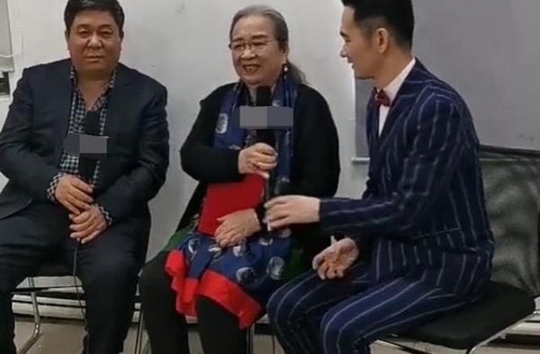 李明启罕出席活动，打扮朴素不如私下，挎万元包买菜遭疑是假货？