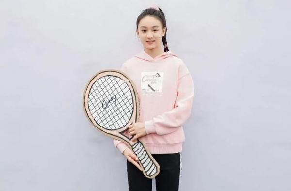 12岁森碟逆袭成颜霸！独自现身为品牌站台，一袭粉衣更美成女主