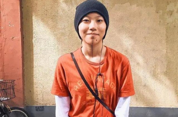 窦靖童再与绯闻男友蔡智光同框，两人留着同款发型，引恋情大猜想