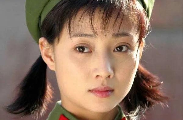 曾被誉为“军艺校花”的她，情路颇为坎坷，40岁仍在寻觅爱情