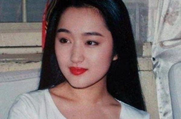 当年红遍全国的＂甜美歌后＂杨钰莹，一朝声名狼藉究竟为何？