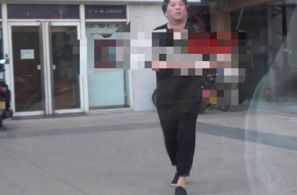 高晓松现身按摩中心，身材发福双下巴明显，头顶泛白发量稀少