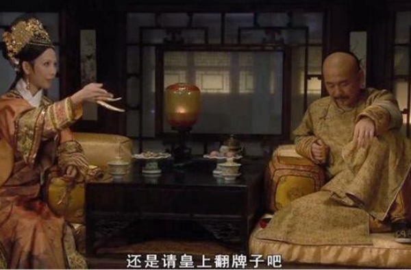 甄嬛传：宜修深爱雍正，为何总在雍正睡着才上床？原因真扎心
