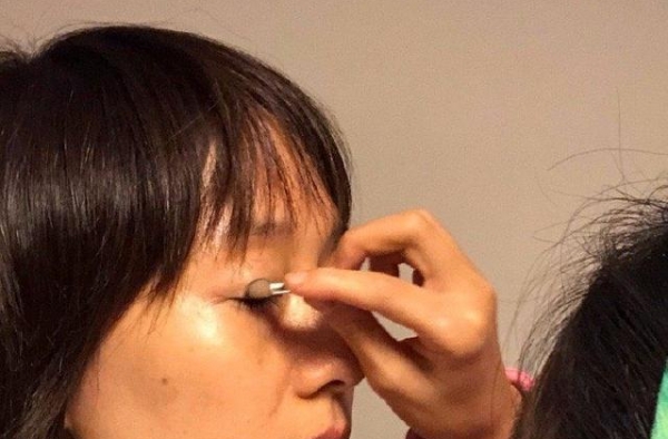 女儿为马伊琍化妆，素颜都有了老年斑，真实不装反而漂亮