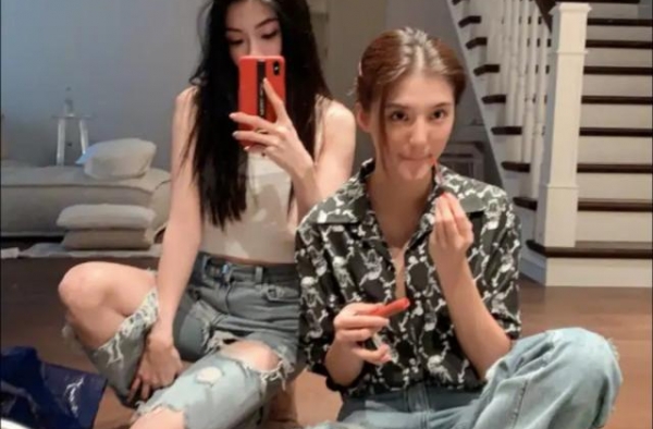 吴千语晒与程晓玥聚会照，衬衫配破洞裤打扮前卫，模特身材很出挑
