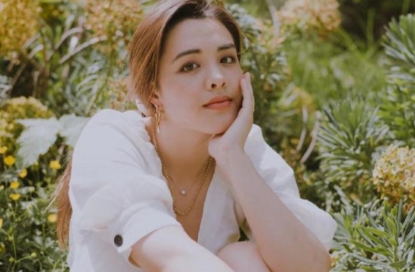 不愧是钟丽缇女儿，21岁身材像妈妈，脸上有点小雀斑依旧是女神