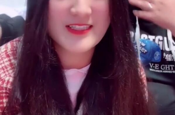大衣哥儿子被助理怂恿搂媳妇，直播高调秀恩爱，后困到捂脸要停播