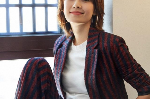 马伊琍最新写真照，红裙优雅西装干练，尽显大龄女性气质美